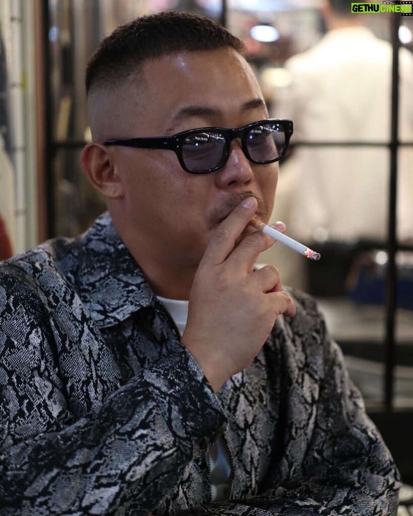 Takashi Sakai Instagram - 首のほくろえっちくない？ そんなことより新幹線の禁煙ルームがなくなるとかなんとかですね。 タバコ大好きおじさんからしたらとても悲しい話です。 いっそのこと思い切って全席喫煙の『ケムリ』や『ノロシ』って新幹線も使ってほしいものです。 #フェードカット #スキンフェード #クロップスタイル #赤ラーク #ザマミィ