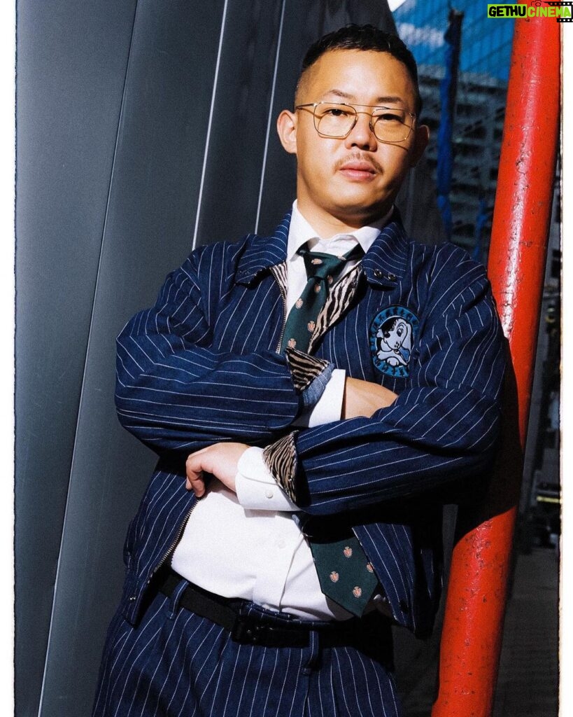 Takashi Sakai Instagram - ガルフィー×寅壱 おモデルをさせていただきました。 えへへ。 ガルフィーさん寅壱さんちょいとかっちょよくなりすぎてはいませんか。 渋ぃい。 ありがとございます🐶🐯 #ガルフィー #寅壱 @galfy.jp @toraichi_concept @lhp_official