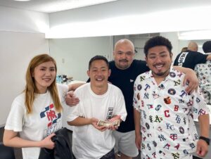 Takashi Sakai Instagram - 結婚しました。えへへ。

まさかこのような形で結婚のご報告をできる人生だとは思いませんでした。

これも皆様のおかげでございます。

これからも一生懸命生きてゆきますので見守っていただけたら幸いです。

ちなみに奥様は漫画の主人公のような名前をしています。

それはそれは素敵な女性です。

兄者のおかげでご祝儀たんまりいただきました。

奥様と大切に使わさせていただきます。

皆様、誠に誠にありがとうございます。

#水曜日のダウンタウン #ご祝儀ブローカー