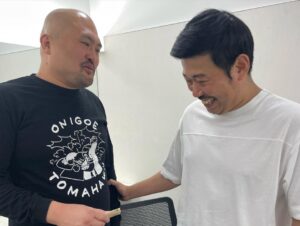 Takashi Sakai Instagram - 結婚しました。えへへ。

まさかこのような形で結婚のご報告をできる人生だとは思いませんでした。

これも皆様のおかげでございます。

これからも一生懸命生きてゆきますので見守っていただけたら幸いです。

ちなみに奥様は漫画の主人公のような名前をしています。

それはそれは素敵な女性です。

兄者のおかげでご祝儀たんまりいただきました。

奥様と大切に使わさせていただきます。

皆様、誠に誠にありがとうございます。

#水曜日のダウンタウン #ご祝儀ブローカー