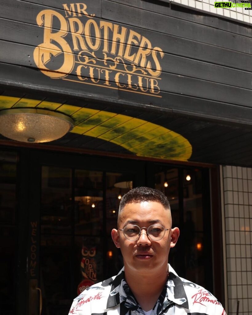 Takashi Sakai Instagram - 2連休のはずまりはずまり。 ロケ焼けおじさん。 いつかは私めもスタジオに。 もさもさを刈り込んでいただきますた。 さてどこへ行こうか。 @mr.brothers_cutclub @mr.hero1987 #スキンフェード #フェードカット #クロップスタイル #濡れパン