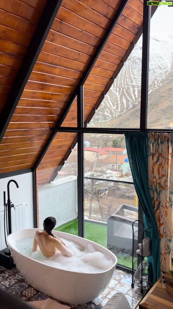 Tako Tabatadze Instagram - @cottage_veranda საოცარი ადგილი ყაზბეგში. #higlyrecommended ⭐️🥰 ყაზბეგი / Kazbegi