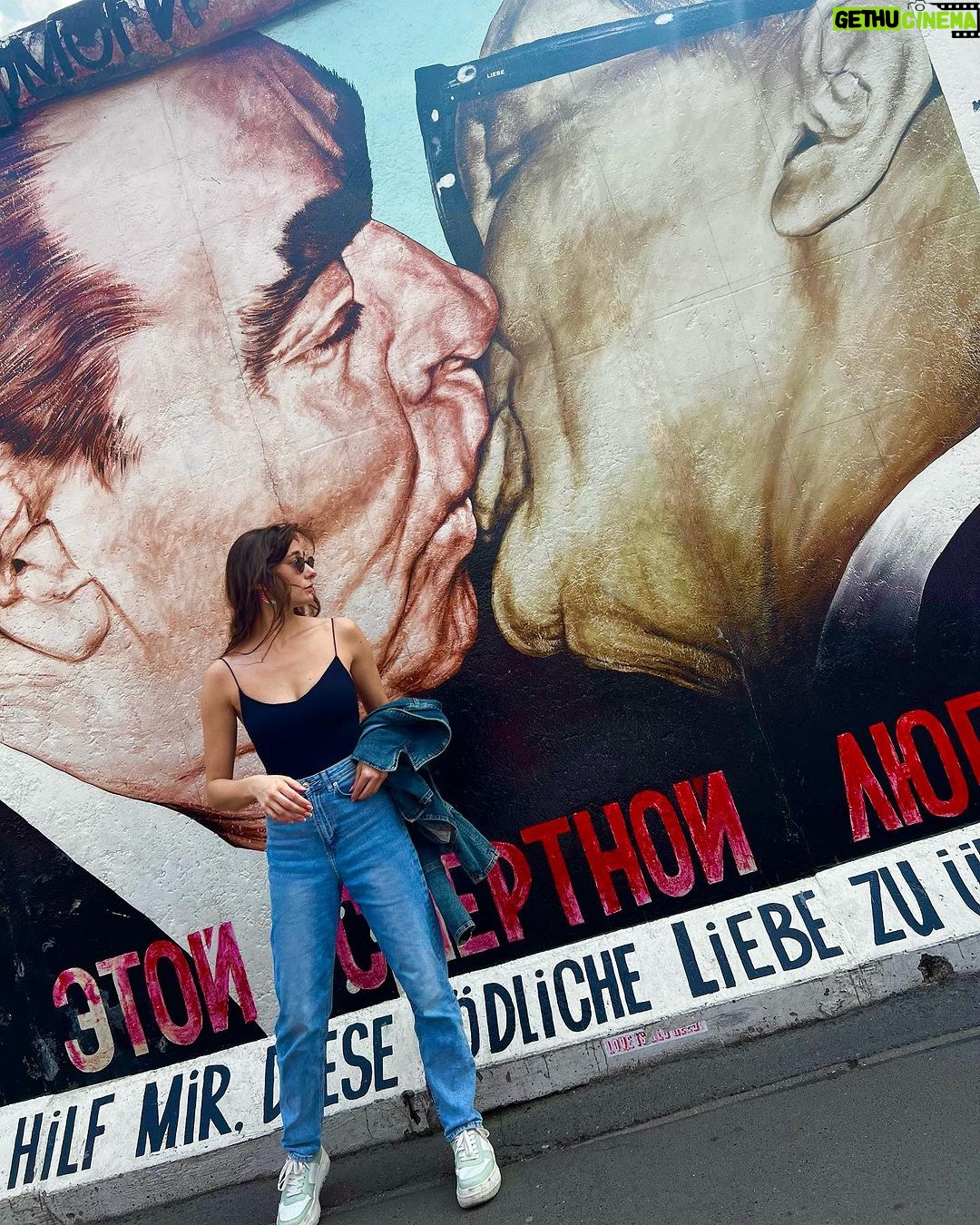 Tako Tabatadze Instagram - “Mein Gott, hilf mir, diese tödliche Liebe zu überleben” #Bruderkuss #FraternalKiss #berlin❤️ Berlin, Germany