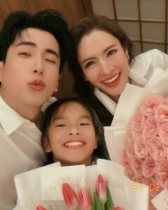 Taksaorn Paksukcharern Instagram - Our kind of Valentine's date 💐💐 @nonkul ลงช้า และรูปซ้ำ😅 แต่ชอบรูปนี้ที่สุดแล้ว☺️ ส่วนแหวนนี้ของขวัญจากลูกสาวค่ะ 💖