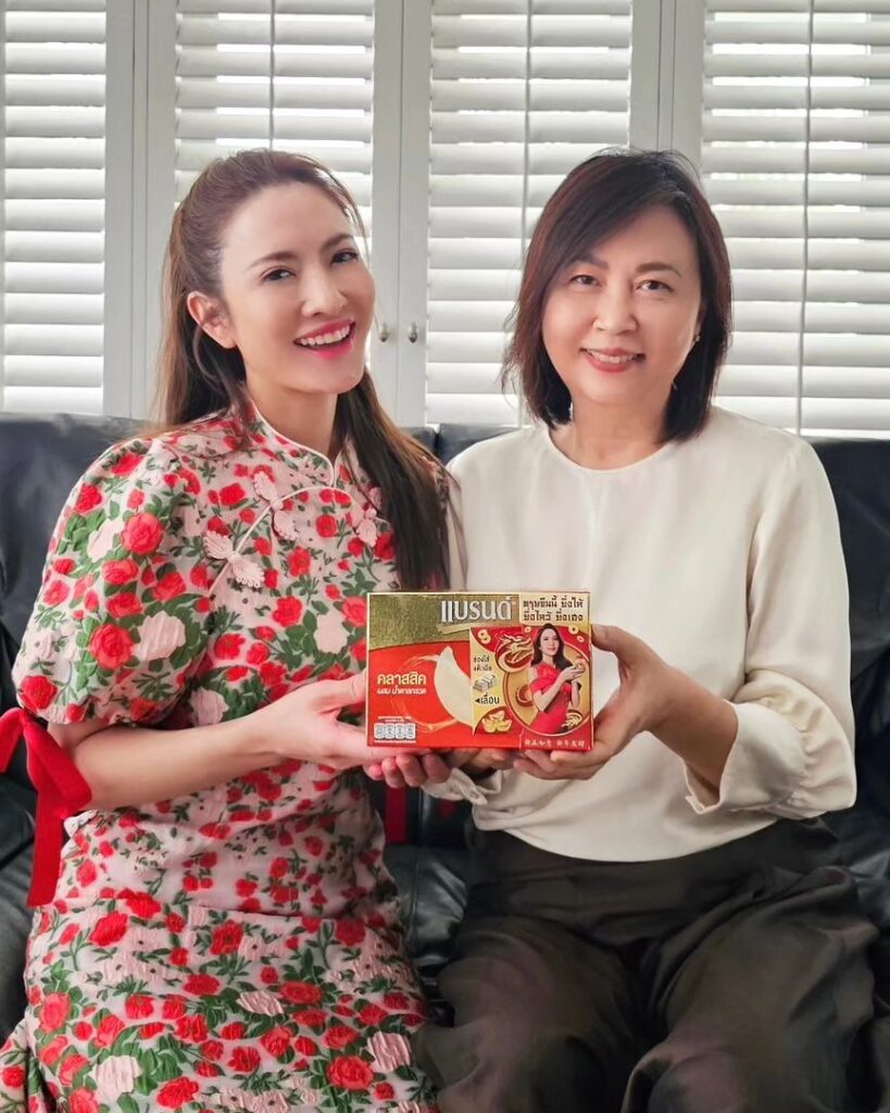 Taksaorn Paksukcharern Instagram - 💮🧧#ตรุษจีน ปีมังกรทองนี้ แอฟมอบแบรนด์รังนกแท้ ให้กับคนที่แอฟเคารพและรัก🙏🏻เพราะเชื่อว่า 🕊️เส้นรังนกแท้สีขาว ยาว ไม่ขาด แทนความหมายของการมีสุขภาพแข็งแรง ชีวิตยืนยาว 💰สีแดง ทอง แทนสีพระอาทิตย์ที่แสงส่อง เสริมความร่ำรวย มงคล โชคดี โดยเฉพาะแบรนด์รังนกแท้ Emperor สูตรรวมสมุนไพร 3 ชนิด ของล้ำค่าเสริมความสิริมงคลในเทศกาลตรุษจีน 🍀ถังเช่าสีทอง สมุนไพรล้ำค่าดุจทองคำ ยาอายุวัฒนะสำหรับถวายองค์จักรพรรดิ 🍁โสม ราชาสมุนไพร ศาสตร์การแพทย์จีนหลายร้อยปี 🍄เห็ดหลินจือ ช่วยให้อายุยืนยาว เป็นสัญลักษณ์แห่งความเป็นสิริมงคล #ยิ่งให้ยิ่งไหว้ยิ่งเฮง กับแบรนด์รังนกแท้ ปังๆ เฮงๆ สุดๆ 💰 🔥ตอนนี้ มีโปรแรงรับตรุษจีน ชิ้นที่ 2 ลด 50%* พร้อมฟรี! ซองอั่งเปาบนสินค้า ที่ห้างสรรพสินค้าตั้งแต่… 📌 Lotus’s 👉🏻 25 ม.ค. -14 ก.พ. 📌 BigC 👉🏻 25 ม.ค. - 14 ก.พ. 📌 The Mall 👉🏻 31 ม.ค. -11 ก.พ. 📌 Tops 👉🏻 31 ม.ค. - 13 ก.พ. 🛒หรือช้อปออนไลน์ได้ที่ Shopee: https://shp.ee/fpbtpfq Lazada: https://bit.ly/45RAsuf Big C : https://bit.ly/46o54UL Lotus’s online: https://bit.ly/3rP00tx Tops online: https://bit.ly/3rP0for Gourmet: https://bit.ly/3ZNqpEF 7-11 Online: https://bit.ly/3RP2sLi *เฉพาะสินค้าและห้างสรรพสินค้าที่ร่วมรายการ #แบรนด์รังนกแท้ #ยิ่งให้ยิ่งไหว้ยิ่งเฮง #ตรุษจีน #ตรุษจีนปีมังกรทอง