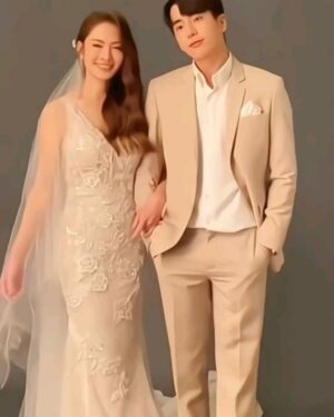 Taksaorn Paksukcharern Instagram - ชั้นจะไม่ปล่อยนายไปอีกแล้ว...พี่หยินกล่าว 🤭

ขอบคุณที่ติดตามกันมาตลอดค่ะ หวานบ้าง ขมบ้าง หวังว่าจะสร้างความสุขให้ทุกคนนะคะ แอฟแฮปปี้ สนุกกับกองนี้มากค่ะ มีเรื่องให้ยิ้มหัวเราะทุกคิวการถ่ายทำ ได้เรียนรู้จังหวะการแสดงใหม่ๆ ต้องขอขอบคุณพี่เขต พี่เพชร ผกก.  ครูปราง  นน พี่ก้อง นักแสดงร่วม และทีมงานทุกท่านค่ะ 🙏🏻

วาเลนไทน์นี้ขอให้หารักของคุณให้เจอเหมือนหยินกับเชนนะคะ 🩷

#หารักด้วยใจเธอ #FindYourselfT
@kongthupproduction @insight.entertainment @gmmtv @viu_th