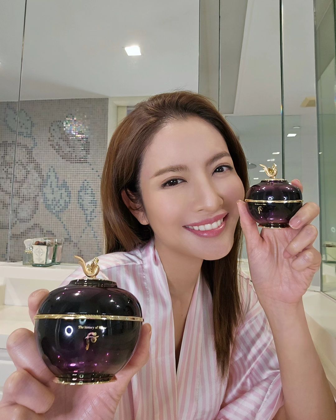 Taksaorn Paksukcharern Instagram - The Empress Beauty ยกระดับการฟื้นบำรุงผิวด้วย ผลิตภัณฑ์ในไลน์ Hwanyu จาก Whoo เพื่อฟื้นบำรุงผิว ให้แลดูอ่อนเยาว์ลงถึง 10 ปี เพียง 2 ขั้นตอน ดูแลผิวแบบแอฟ เริ่มด้วย 𝐇𝐰𝐚𝐧𝐲𝐮 𝐈𝐦𝐩𝐞𝐫𝐢𝐚𝐥 𝐘𝐨𝐮𝐭𝐡 𝐌𝐚𝐬𝐭𝐞𝐫 𝐂𝐫𝐞𝐚𝐦 ครีมปรนนิบัติผิว ผสานพลังจากโสมป่าธรรมชาติที่มีอายุ 30 ปี ต่อต้านริ้วรอยแห่งวัย ฟื้นคืนความอ่อนเยาว์ให้ผิวหน้าขั้นสูงสุด และ 𝐇𝐰𝐚𝐧𝐲𝐮 𝐈𝐦𝐩𝐞𝐫𝐢𝐚𝐥 𝐘𝐨𝐮𝐭𝐡 𝐂𝐨𝐧𝐭𝐨𝐮𝐫 𝐄𝐲𝐞 𝐂𝐫𝐞𝐚𝐦 ช่วยปรับสมดุลการไหลเวียนโลหิตใต้ผิวรอบดวงตา แก้ปัญหาริ้วรอยและความหมองคล้ำ ฟื้นบำรุงผิวรอบดวงตาให้แข็งแรง แลดูอ่อนเยาว์ #WhooThailand #Hwanyu #ดูโอ้ครีมของแอฟ