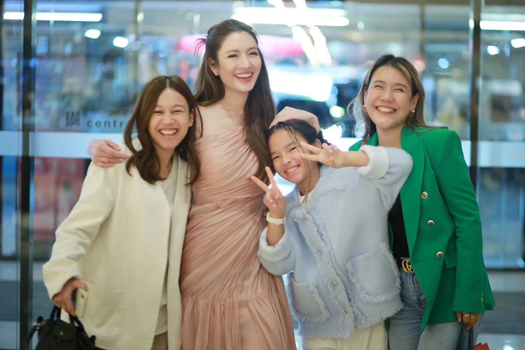 Taksaorn Paksukcharern Instagram - ความสุขในการทำงานเมื่อมีเด็กน้อยมาด้วย 😊❤️