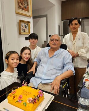 Taksaorn Paksukcharern Instagram - กราบสุขสันต์วันคล้ายวันเกิด ท่านมุ้ย หม่อมเจ้าชาตรีเฉลิม ยุคล ที่รักและเคารพค่ะ 
ขอให้ท่านมีความสุข สุขภาพแข็งแรงตลอดไปนะคะ แอฟขอขอบพระคุณในความรักและเมตตาที่ท่านและครอบครัวมีให้เราเสมอมาค่ะ 🙏🏻❤️🎂❤️
