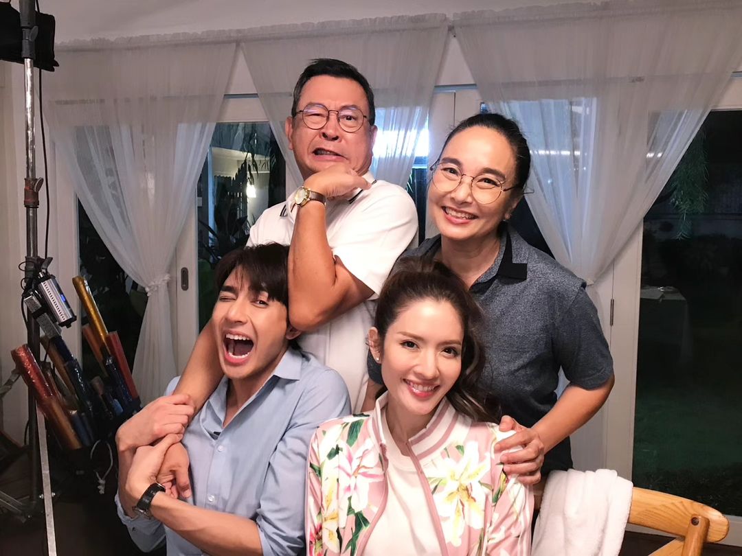 Taksaorn Paksukcharern Instagram - ครอบครัวเราน่ารัก 🤗❤️ มีความสุขทุกครั้งที่ได้ถ่ายซีนครอบครัวหยินค่ะ