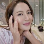 Taksaorn Paksukcharern Instagram - The Empress Beauty ยกระดับการฟื้นบำรุงผิวด้วย ผลิตภัณฑ์ในไลน์ Hwanyu จาก Whoo เพื่อฟื้นบำรุงผิว ให้แลดูอ่อนเยาว์ลงถึง 10 ปี เพียง 2 ขั้นตอน ดูแลผิวแบบแอฟ เริ่มด้วย 𝐇𝐰𝐚𝐧𝐲𝐮 𝐈𝐦𝐩𝐞𝐫𝐢𝐚𝐥 𝐘𝐨𝐮𝐭𝐡 𝐌𝐚𝐬𝐭𝐞𝐫 𝐂𝐫𝐞𝐚𝐦 ครีมปรนนิบัติผิว ผสานพลังจากโสมป่าธรรมชาติที่มีอายุ 30 ปี ต่อต้านริ้วรอยแห่งวัย ฟื้นคืนความอ่อนเยาว์ให้ผิวหน้าขั้นสูงสุด และ 𝐇𝐰𝐚𝐧𝐲𝐮 𝐈𝐦𝐩𝐞𝐫𝐢𝐚𝐥 𝐘𝐨𝐮𝐭𝐡 𝐂𝐨𝐧𝐭𝐨𝐮𝐫 𝐄𝐲𝐞 𝐂𝐫𝐞𝐚𝐦 ช่วยปรับสมดุลการไหลเวียนโลหิตใต้ผิวรอบดวงตา แก้ปัญหาริ้วรอยและความหมองคล้ำ ฟื้นบำรุงผิวรอบดวงตาให้แข็งแรง แลดูอ่อนเยาว์ #WhooThailand #Hwanyu #ดูโอ้ครีมของแอฟ