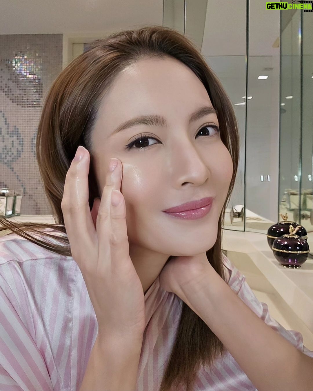 Taksaorn Paksukcharern Instagram - The Empress Beauty ยกระดับการฟื้นบำรุงผิวด้วย ผลิตภัณฑ์ในไลน์ Hwanyu จาก Whoo เพื่อฟื้นบำรุงผิว ให้แลดูอ่อนเยาว์ลงถึง 10 ปี เพียง 2 ขั้นตอน ดูแลผิวแบบแอฟ เริ่มด้วย 𝐇𝐰𝐚𝐧𝐲𝐮 𝐈𝐦𝐩𝐞𝐫𝐢𝐚𝐥 𝐘𝐨𝐮𝐭𝐡 𝐌𝐚𝐬𝐭𝐞𝐫 𝐂𝐫𝐞𝐚𝐦 ครีมปรนนิบัติผิว ผสานพลังจากโสมป่าธรรมชาติที่มีอายุ 30 ปี ต่อต้านริ้วรอยแห่งวัย ฟื้นคืนความอ่อนเยาว์ให้ผิวหน้าขั้นสูงสุด และ 𝐇𝐰𝐚𝐧𝐲𝐮 𝐈𝐦𝐩𝐞𝐫𝐢𝐚𝐥 𝐘𝐨𝐮𝐭𝐡 𝐂𝐨𝐧𝐭𝐨𝐮𝐫 𝐄𝐲𝐞 𝐂𝐫𝐞𝐚𝐦 ช่วยปรับสมดุลการไหลเวียนโลหิตใต้ผิวรอบดวงตา แก้ปัญหาริ้วรอยและความหมองคล้ำ ฟื้นบำรุงผิวรอบดวงตาให้แข็งแรง แลดูอ่อนเยาว์ #WhooThailand #Hwanyu #ดูโอ้ครีมของแอฟ