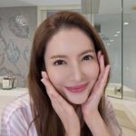 Taksaorn Paksukcharern Instagram - The Empress Beauty ยกระดับการฟื้นบำรุงผิวด้วย ผลิตภัณฑ์ในไลน์ Hwanyu จาก Whoo เพื่อฟื้นบำรุงผิว ให้แลดูอ่อนเยาว์ลงถึง 10 ปี เพียง 2 ขั้นตอน ดูแลผิวแบบแอฟ เริ่มด้วย 𝐇𝐰𝐚𝐧𝐲𝐮 𝐈𝐦𝐩𝐞𝐫𝐢𝐚𝐥 𝐘𝐨𝐮𝐭𝐡 𝐌𝐚𝐬𝐭𝐞𝐫 𝐂𝐫𝐞𝐚𝐦 ครีมปรนนิบัติผิว ผสานพลังจากโสมป่าธรรมชาติที่มีอายุ 30 ปี ต่อต้านริ้วรอยแห่งวัย ฟื้นคืนความอ่อนเยาว์ให้ผิวหน้าขั้นสูงสุด และ 𝐇𝐰𝐚𝐧𝐲𝐮 𝐈𝐦𝐩𝐞𝐫𝐢𝐚𝐥 𝐘𝐨𝐮𝐭𝐡 𝐂𝐨𝐧𝐭𝐨𝐮𝐫 𝐄𝐲𝐞 𝐂𝐫𝐞𝐚𝐦 ช่วยปรับสมดุลการไหลเวียนโลหิตใต้ผิวรอบดวงตา แก้ปัญหาริ้วรอยและความหมองคล้ำ ฟื้นบำรุงผิวรอบดวงตาให้แข็งแรง แลดูอ่อนเยาว์ #WhooThailand #Hwanyu #ดูโอ้ครีมของแอฟ