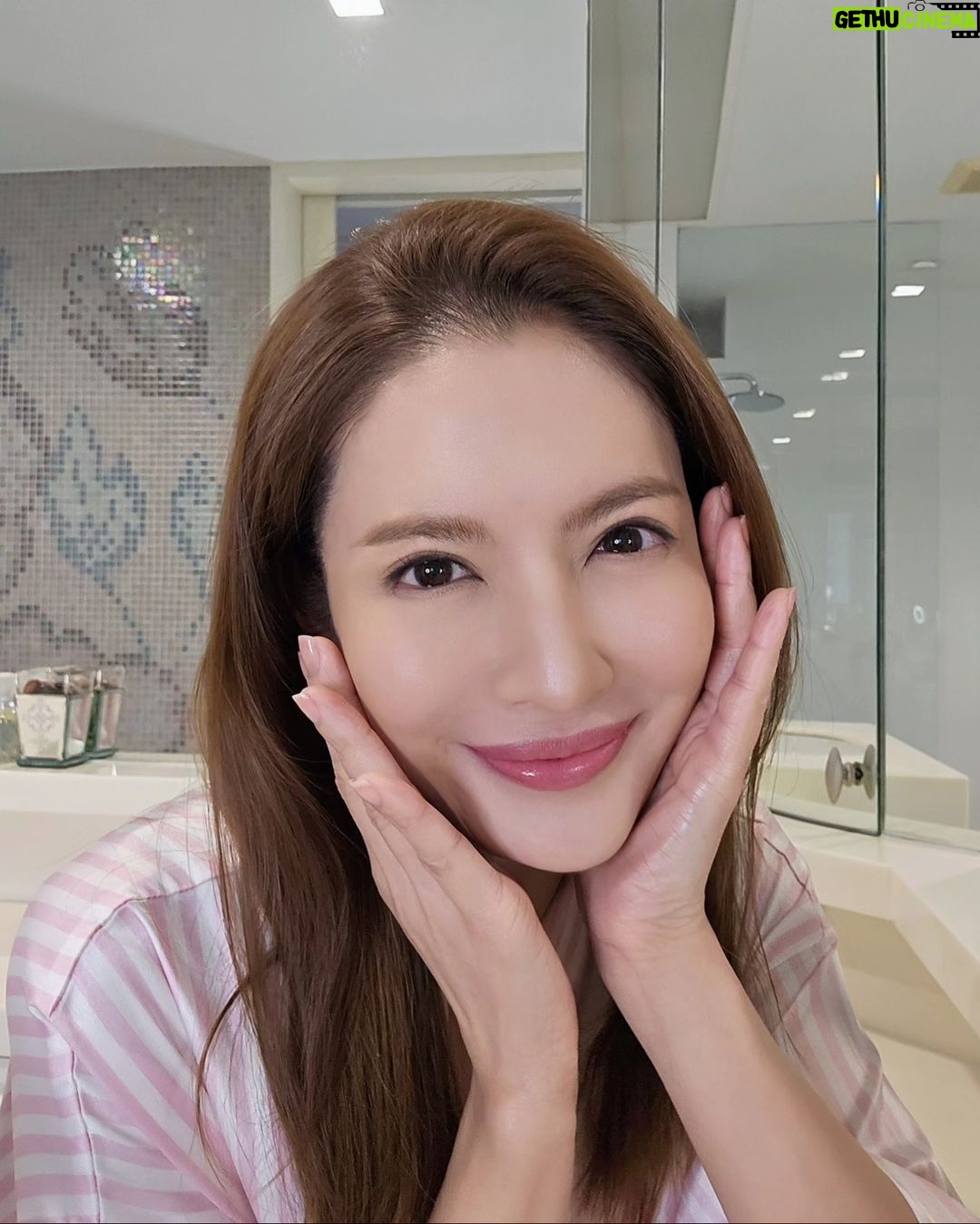 Taksaorn Paksukcharern Instagram - The Empress Beauty ยกระดับการฟื้นบำรุงผิวด้วย ผลิตภัณฑ์ในไลน์ Hwanyu จาก Whoo เพื่อฟื้นบำรุงผิว ให้แลดูอ่อนเยาว์ลงถึง 10 ปี เพียง 2 ขั้นตอน ดูแลผิวแบบแอฟ เริ่มด้วย 𝐇𝐰𝐚𝐧𝐲𝐮 𝐈𝐦𝐩𝐞𝐫𝐢𝐚𝐥 𝐘𝐨𝐮𝐭𝐡 𝐌𝐚𝐬𝐭𝐞𝐫 𝐂𝐫𝐞𝐚𝐦 ครีมปรนนิบัติผิว ผสานพลังจากโสมป่าธรรมชาติที่มีอายุ 30 ปี ต่อต้านริ้วรอยแห่งวัย ฟื้นคืนความอ่อนเยาว์ให้ผิวหน้าขั้นสูงสุด และ 𝐇𝐰𝐚𝐧𝐲𝐮 𝐈𝐦𝐩𝐞𝐫𝐢𝐚𝐥 𝐘𝐨𝐮𝐭𝐡 𝐂𝐨𝐧𝐭𝐨𝐮𝐫 𝐄𝐲𝐞 𝐂𝐫𝐞𝐚𝐦 ช่วยปรับสมดุลการไหลเวียนโลหิตใต้ผิวรอบดวงตา แก้ปัญหาริ้วรอยและความหมองคล้ำ ฟื้นบำรุงผิวรอบดวงตาให้แข็งแรง แลดูอ่อนเยาว์ #WhooThailand #Hwanyu #ดูโอ้ครีมของแอฟ