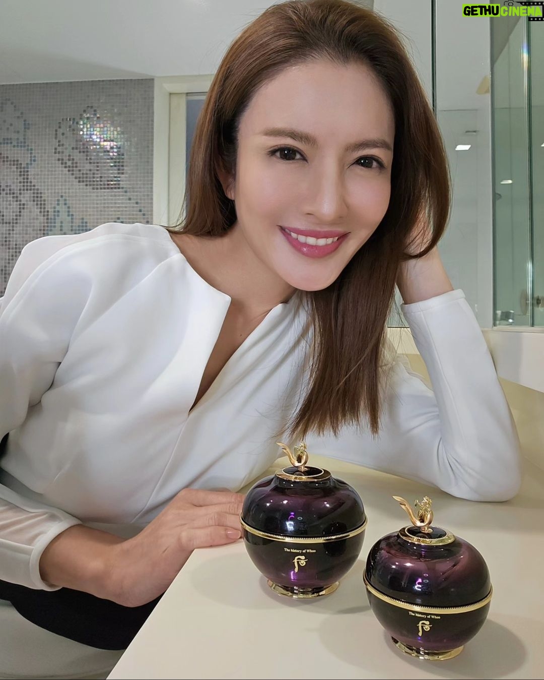 Taksaorn Paksukcharern Instagram - The Empress Beauty ยกระดับการฟื้นบำรุงผิวด้วย ผลิตภัณฑ์ในไลน์ Hwanyu จาก Whoo เพื่อฟื้นบำรุงผิว ให้แลดูอ่อนเยาว์ลงถึง 10 ปี เพียง 2 ขั้นตอน ดูแลผิวแบบแอฟ เริ่มด้วย 𝐇𝐰𝐚𝐧𝐲𝐮 𝐈𝐦𝐩𝐞𝐫𝐢𝐚𝐥 𝐘𝐨𝐮𝐭𝐡 𝐌𝐚𝐬𝐭𝐞𝐫 𝐂𝐫𝐞𝐚𝐦 ครีมปรนนิบัติผิว ผสานพลังจากโสมป่าธรรมชาติที่มีอายุ 30 ปี ต่อต้านริ้วรอยแห่งวัย ฟื้นคืนความอ่อนเยาว์ให้ผิวหน้าขั้นสูงสุด และ 𝐇𝐰𝐚𝐧𝐲𝐮 𝐈𝐦𝐩𝐞𝐫𝐢𝐚𝐥 𝐘𝐨𝐮𝐭𝐡 𝐂𝐨𝐧𝐭𝐨𝐮𝐫 𝐄𝐲𝐞 𝐂𝐫𝐞𝐚𝐦 ช่วยปรับสมดุลการไหลเวียนโลหิตใต้ผิวรอบดวงตา แก้ปัญหาริ้วรอยและความหมองคล้ำ ฟื้นบำรุงผิวรอบดวงตาให้แข็งแรง แลดูอ่อนเยาว์ #WhooThailand #Hwanyu #ดูโอ้ครีมของแอฟ