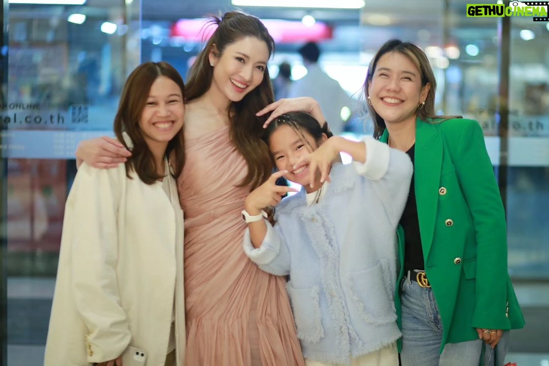 Taksaorn Paksukcharern Instagram - ความสุขในการทำงานเมื่อมีเด็กน้อยมาด้วย 😊❤️