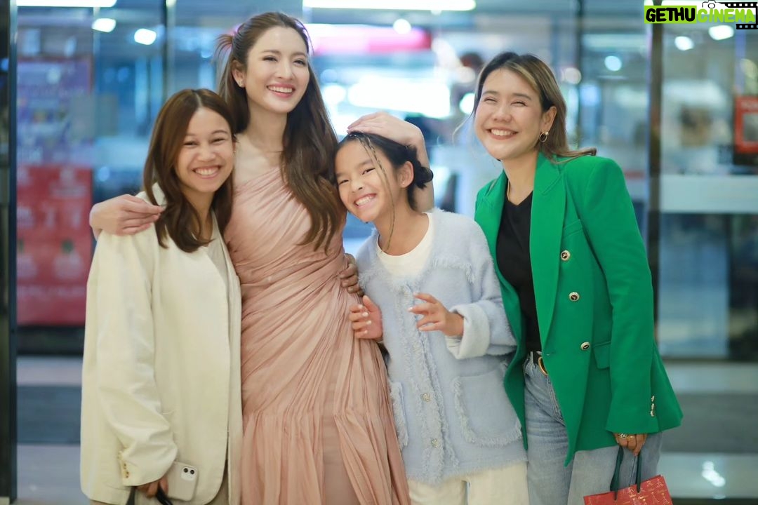 Taksaorn Paksukcharern Instagram - ความสุขในการทำงานเมื่อมีเด็กน้อยมาด้วย 😊❤️