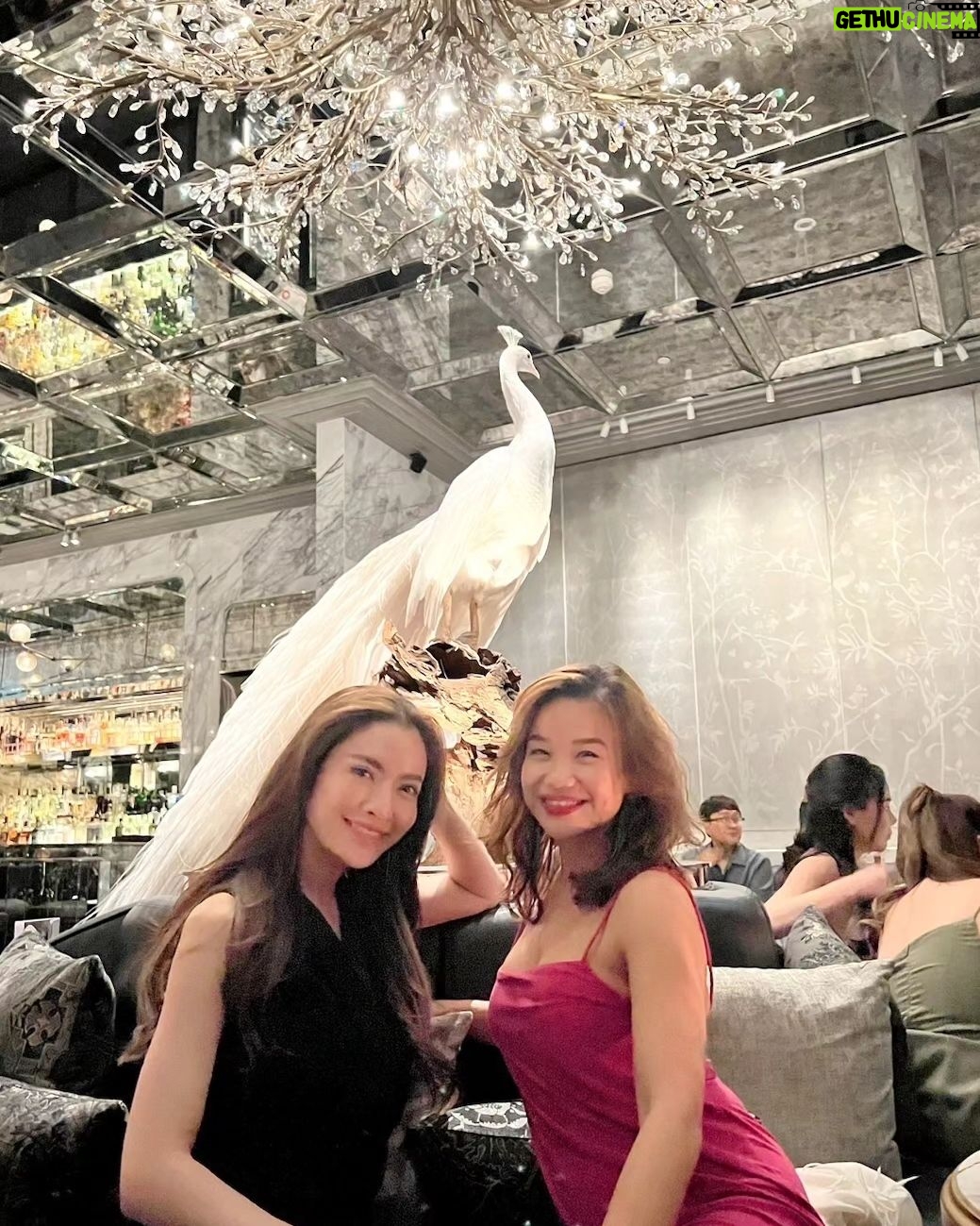 Taksaorn Paksukcharern Instagram - Happy birthday auntie Uuh ! ขอให้ป้าอุ๊ที่รักมีความสุขมากๆ งานดี เงินดี มีเวลาว่างบินกลับไทยมาสปอยเพื่อนและหลานบ่อยๆนะคะ LoVe U 🎂❤️🎉🎉🎉 @uuhlala