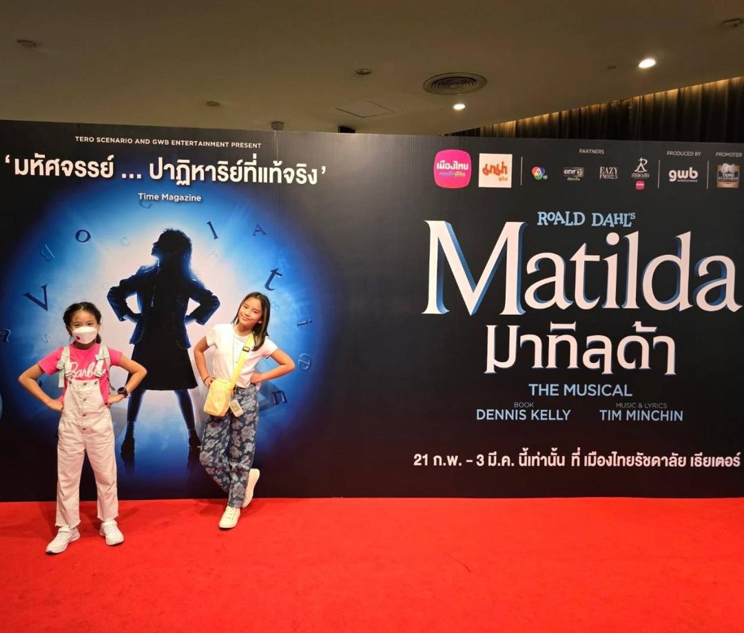 Taksaorn Paksukcharern Instagram - Matilda The Musical in Bangkok ! There is a kind of magic in you 👧👧💫 จาติม & ปีใหม่ สองสาวสนุก หัวเราะกันทั้งเรื่องเลยค่ะ #เมืองไทยรัชดาลัยเธียเตอร์ เมืองไทยรัชดาลัย เธียเตอร์