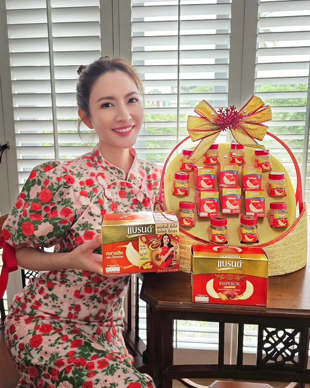 Taksaorn Paksukcharern Instagram - 💮🧧#ตรุษจีน ปีมังกรทองนี้ แอฟมอบแบรนด์รังนกแท้ ให้กับคนที่แอฟเคารพและรัก🙏🏻เพราะเชื่อว่า 🕊️เส้นรังนกแท้สีขาว ยาว ไม่ขาด แทนความหมายของการมีสุขภาพแข็งแรง ชีวิตยืนยาว 💰สีแดง ทอง แทนสีพระอาทิตย์ที่แสงส่อง เสริมความร่ำรวย มงคล โชคดี โดยเฉพาะแบรนด์รังนกแท้ Emperor สูตรรวมสมุนไพร 3 ชนิด ของล้ำค่าเสริมความสิริมงคลในเทศกาลตรุษจีน 🍀ถังเช่าสีทอง สมุนไพรล้ำค่าดุจทองคำ ยาอายุวัฒนะสำหรับถวายองค์จักรพรรดิ 🍁โสม ราชาสมุนไพร ศาสตร์การแพทย์จีนหลายร้อยปี 🍄เห็ดหลินจือ ช่วยให้อายุยืนยาว เป็นสัญลักษณ์แห่งความเป็นสิริมงคล #ยิ่งให้ยิ่งไหว้ยิ่งเฮง กับแบรนด์รังนกแท้ ปังๆ เฮงๆ สุดๆ 💰 🔥ตอนนี้ มีโปรแรงรับตรุษจีน ชิ้นที่ 2 ลด 50%* พร้อมฟรี! ซองอั่งเปาบนสินค้า ที่ห้างสรรพสินค้าตั้งแต่… 📌 Lotus’s 👉🏻 25 ม.ค. -14 ก.พ. 📌 BigC 👉🏻 25 ม.ค. - 14 ก.พ. 📌 The Mall 👉🏻 31 ม.ค. -11 ก.พ. 📌 Tops 👉🏻 31 ม.ค. - 13 ก.พ. 🛒หรือช้อปออนไลน์ได้ที่ Shopee: https://shp.ee/fpbtpfq Lazada: https://bit.ly/45RAsuf Big C : https://bit.ly/46o54UL Lotus’s online: https://bit.ly/3rP00tx Tops online: https://bit.ly/3rP0for Gourmet: https://bit.ly/3ZNqpEF 7-11 Online: https://bit.ly/3RP2sLi *เฉพาะสินค้าและห้างสรรพสินค้าที่ร่วมรายการ #แบรนด์รังนกแท้ #ยิ่งให้ยิ่งไหว้ยิ่งเฮง #ตรุษจีน #ตรุษจีนปีมังกรทอง