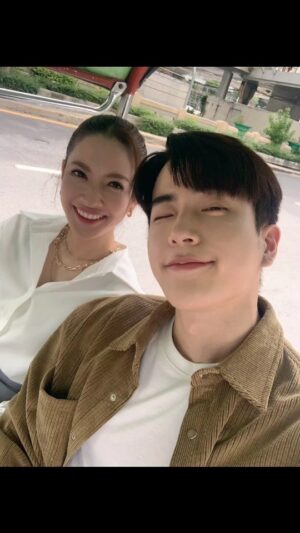 Taksaorn Paksukcharern Instagram - ตุ๊กๆเดทเหมือนกันเลย นางเอกน่ารักเหมือนกันไหมน๊าาา 😜❤️ @nonkul #หารักด้วยใจเธอ #FindYourselfTH vs KingTheLand (เราถ่ายก่อนนะคะ บังเอิญเหมือน)
20.30 #gmm25 
22.30 #viuthailand