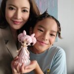 Taksaorn Paksukcharern Instagram - มิติใหม่วันเด็ก... ลูกสาวให้ของขวัญวันเด็กแม่ (ผ่านบัตรน้าวิคอีกที😅) LoVe U เด็กหญิงเอวาริณ ❤️❤️