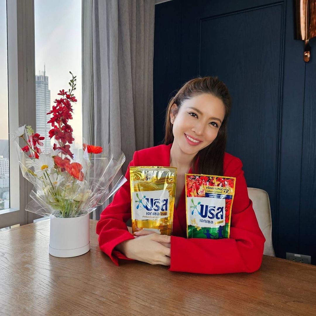 Taksaorn Paksukcharern Instagram - แอฟแนะนำตัวช่วยที่ทำให้เสื้อหอม บรีส เอกเซล ซิกเนเจอร์ รอยัล บรีส❤️ สูตรเพื่อความหอมหรูหราระดับน้ำหอมเคาน์เตอร์แบรนด์ หอมยาวนานถึง 4 สัปดาห์ อยากหอมทุกเทศกาลต้องตัวนี้เลยค่ะ บรีส เอกเซล โกลด์✨ สูตรฝาหน้าที่ดีที่สุดของบรีส ปริมาณฟองพอเหมาะ ไม่ล้นเครื่อง ลดกลิ่นอับได้ตั้งแต่ครั้งแรกที่ซักด้วยนะคะ หาซื้อทั้งสองสูตรได้ที่ร้านค้าและห้างสรรพสินค้าทั่วประเทศเลยนะคะ โปรโมชั่นดีๆ ก็มีเพียบค่ะ ลองใช้บรีสกันนะคะ ผ้าสะอาด แถมหมดกังวลกลิ่นเหม็นอับค่ะ🥰