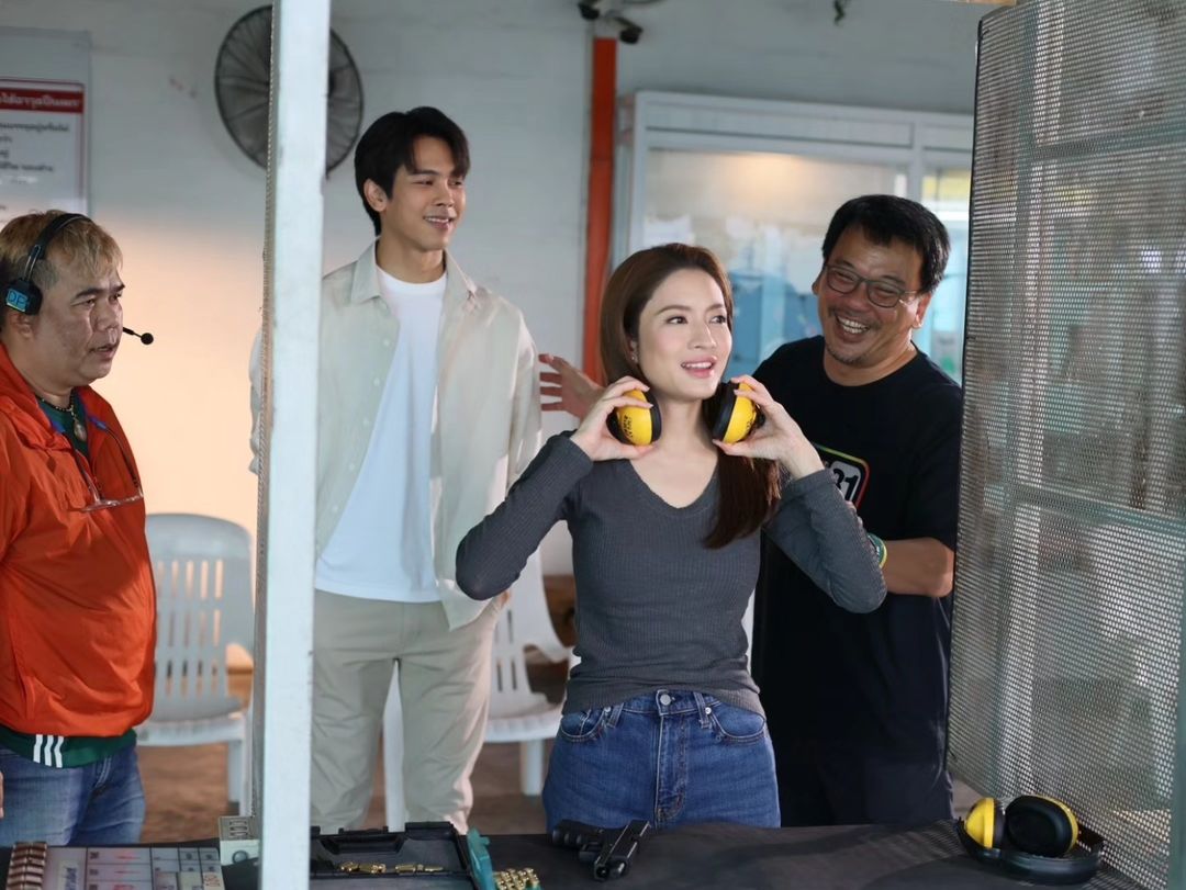 Taksaorn Paksukcharern Instagram - วันนี้ #สงครามสมรส คิวที่ 50 เมื่อผกก. ต้องเตือนบัวบงกชยิงปืนเพื่อป้องกันตัว ไม่ใช่สนุกเป็นกีฬาครับ! ก็ผกก.ดูสนุก บัวเลยเพลินเลยค่ะ 😅