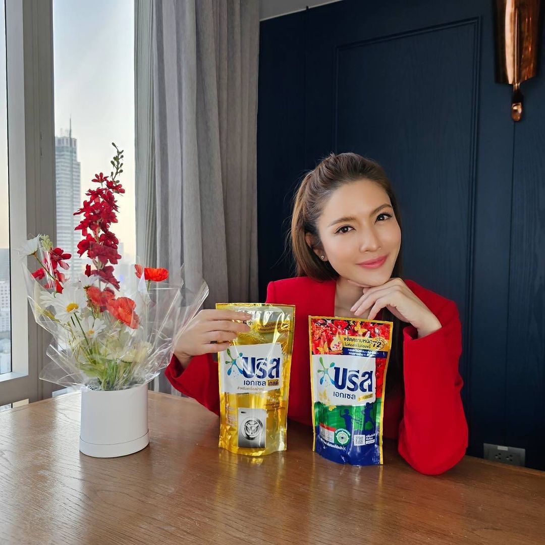 Taksaorn Paksukcharern Instagram - แอฟแนะนำตัวช่วยที่ทำให้เสื้อหอม บรีส เอกเซล ซิกเนเจอร์ รอยัล บรีส❤️ สูตรเพื่อความหอมหรูหราระดับน้ำหอมเคาน์เตอร์แบรนด์ หอมยาวนานถึง 4 สัปดาห์ อยากหอมทุกเทศกาลต้องตัวนี้เลยค่ะ บรีส เอกเซล โกลด์✨ สูตรฝาหน้าที่ดีที่สุดของบรีส ปริมาณฟองพอเหมาะ ไม่ล้นเครื่อง ลดกลิ่นอับได้ตั้งแต่ครั้งแรกที่ซักด้วยนะคะ หาซื้อทั้งสองสูตรได้ที่ร้านค้าและห้างสรรพสินค้าทั่วประเทศเลยนะคะ โปรโมชั่นดีๆ ก็มีเพียบค่ะ ลองใช้บรีสกันนะคะ ผ้าสะอาด แถมหมดกังวลกลิ่นเหม็นอับค่ะ🥰