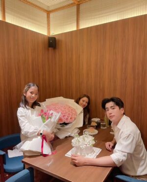 Taksaorn Paksukcharern Instagram - Our kind of Valentine's date 💐💐 @nonkul

ลงช้า และรูปซ้ำ😅 แต่ชอบรูปนี้ที่สุดแล้ว☺️ 
ส่วนแหวนนี้ของขวัญจากลูกสาวค่ะ 💖