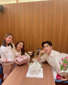 Taksaorn Paksukcharern Instagram - Our kind of Valentine's date 💐💐 @nonkul ลงช้า และรูปซ้ำ😅 แต่ชอบรูปนี้ที่สุดแล้ว☺️ ส่วนแหวนนี้ของขวัญจากลูกสาวค่ะ 💖