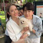Taksaorn Paksukcharern Instagram - ชั้นจะไม่ปล่อยนายไปอีกแล้ว...พี่หยินกล่าว 🤭 ขอบคุณที่ติดตามกันมาตลอดค่ะ หวานบ้าง ขมบ้าง หวังว่าจะสร้างความสุขให้ทุกคนนะคะ แอฟแฮปปี้ สนุกกับกองนี้มากค่ะ มีเรื่องให้ยิ้มหัวเราะทุกคิวการถ่ายทำ ได้เรียนรู้จังหวะการแสดงใหม่ๆ ต้องขอขอบคุณพี่เขต พี่เพชร ผกก. ครูปราง นน พี่ก้อง นักแสดงร่วม และทีมงานทุกท่านค่ะ 🙏🏻 วาเลนไทน์นี้ขอให้หารักของคุณให้เจอเหมือนหยินกับเชนนะคะ 🩷 #หารักด้วยใจเธอ #FindYourselfT @kongthupproduction @insight.entertainment @gmmtv @viu_th