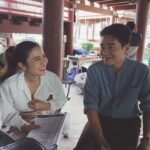Taksaorn Paksukcharern Instagram - ชั้นจะไม่ปล่อยนายไปอีกแล้ว...พี่หยินกล่าว 🤭 ขอบคุณที่ติดตามกันมาตลอดค่ะ หวานบ้าง ขมบ้าง หวังว่าจะสร้างความสุขให้ทุกคนนะคะ แอฟแฮปปี้ สนุกกับกองนี้มากค่ะ มีเรื่องให้ยิ้มหัวเราะทุกคิวการถ่ายทำ ได้เรียนรู้จังหวะการแสดงใหม่ๆ ต้องขอขอบคุณพี่เขต พี่เพชร ผกก. ครูปราง นน พี่ก้อง นักแสดงร่วม และทีมงานทุกท่านค่ะ 🙏🏻 วาเลนไทน์นี้ขอให้หารักของคุณให้เจอเหมือนหยินกับเชนนะคะ 🩷 #หารักด้วยใจเธอ #FindYourselfT @kongthupproduction @insight.entertainment @gmmtv @viu_th