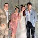 Taksaorn Paksukcharern Instagram - ชั้นจะไม่ปล่อยนายไปอีกแล้ว...พี่หยินกล่าว 🤭 ขอบคุณที่ติดตามกันมาตลอดค่ะ หวานบ้าง ขมบ้าง หวังว่าจะสร้างความสุขให้ทุกคนนะคะ แอฟแฮปปี้ สนุกกับกองนี้มากค่ะ มีเรื่องให้ยิ้มหัวเราะทุกคิวการถ่ายทำ ได้เรียนรู้จังหวะการแสดงใหม่ๆ ต้องขอขอบคุณพี่เขต พี่เพชร ผกก. ครูปราง นน พี่ก้อง นักแสดงร่วม และทีมงานทุกท่านค่ะ 🙏🏻 วาเลนไทน์นี้ขอให้หารักของคุณให้เจอเหมือนหยินกับเชนนะคะ 🩷 #หารักด้วยใจเธอ #FindYourselfT @kongthupproduction @insight.entertainment @gmmtv @viu_th