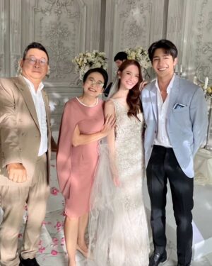 Taksaorn Paksukcharern Instagram - ชั้นจะไม่ปล่อยนายไปอีกแล้ว...พี่หยินกล่าว 🤭

ขอบคุณที่ติดตามกันมาตลอดค่ะ หวานบ้าง ขมบ้าง หวังว่าจะสร้างความสุขให้ทุกคนนะคะ แอฟแฮปปี้ สนุกกับกองนี้มากค่ะ มีเรื่องให้ยิ้มหัวเราะทุกคิวการถ่ายทำ ได้เรียนรู้จังหวะการแสดงใหม่ๆ ต้องขอขอบคุณพี่เขต พี่เพชร ผกก.  ครูปราง  นน พี่ก้อง นักแสดงร่วม และทีมงานทุกท่านค่ะ 🙏🏻

วาเลนไทน์นี้ขอให้หารักของคุณให้เจอเหมือนหยินกับเชนนะคะ 🩷

#หารักด้วยใจเธอ #FindYourselfT
@kongthupproduction @insight.entertainment @gmmtv @viu_th