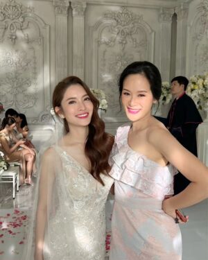 Taksaorn Paksukcharern Instagram - ชั้นจะไม่ปล่อยนายไปอีกแล้ว...พี่หยินกล่าว 🤭

ขอบคุณที่ติดตามกันมาตลอดค่ะ หวานบ้าง ขมบ้าง หวังว่าจะสร้างความสุขให้ทุกคนนะคะ แอฟแฮปปี้ สนุกกับกองนี้มากค่ะ มีเรื่องให้ยิ้มหัวเราะทุกคิวการถ่ายทำ ได้เรียนรู้จังหวะการแสดงใหม่ๆ ต้องขอขอบคุณพี่เขต พี่เพชร ผกก.  ครูปราง  นน พี่ก้อง นักแสดงร่วม และทีมงานทุกท่านค่ะ 🙏🏻

วาเลนไทน์นี้ขอให้หารักของคุณให้เจอเหมือนหยินกับเชนนะคะ 🩷

#หารักด้วยใจเธอ #FindYourselfT
@kongthupproduction @insight.entertainment @gmmtv @viu_th