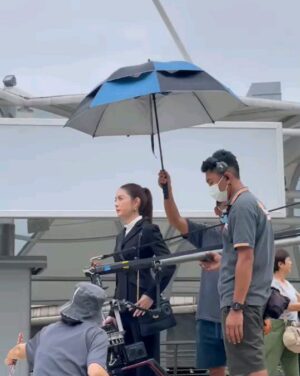 Taksaorn Paksukcharern Instagram - ชั้นจะไม่ปล่อยนายไปอีกแล้ว...พี่หยินกล่าว 🤭

ขอบคุณที่ติดตามกันมาตลอดค่ะ หวานบ้าง ขมบ้าง หวังว่าจะสร้างความสุขให้ทุกคนนะคะ แอฟแฮปปี้ สนุกกับกองนี้มากค่ะ มีเรื่องให้ยิ้มหัวเราะทุกคิวการถ่ายทำ ได้เรียนรู้จังหวะการแสดงใหม่ๆ ต้องขอขอบคุณพี่เขต พี่เพชร ผกก.  ครูปราง  นน พี่ก้อง นักแสดงร่วม และทีมงานทุกท่านค่ะ 🙏🏻

วาเลนไทน์นี้ขอให้หารักของคุณให้เจอเหมือนหยินกับเชนนะคะ 🩷

#หารักด้วยใจเธอ #FindYourselfT
@kongthupproduction @insight.entertainment @gmmtv @viu_th