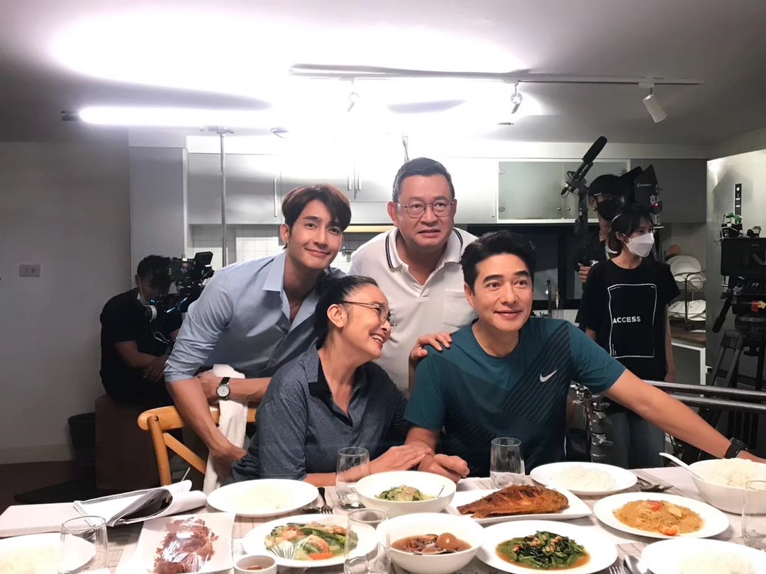 Taksaorn Paksukcharern Instagram - ครอบครัวเราน่ารัก 🤗❤️ มีความสุขทุกครั้งที่ได้ถ่ายซีนครอบครัวหยินค่ะ