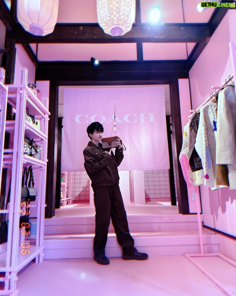 Takuya Kusakawa Instagram - “the COACH tabby shop（コーチ タビー ショップ）” アンノン原宿にて、4/2まで開催中のコーチの最新POP UPにお邪魔してきました💼 とても素敵な空間でした🌸 皆様も是非！ #コーチタビー　　 #InMyTabby　　 #CoachJapan
