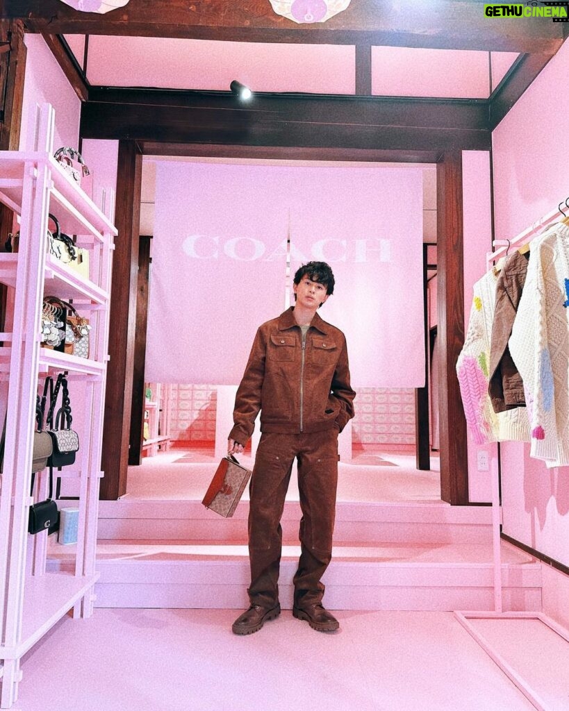 Takuya Kusakawa Instagram - “the COACH tabby shop（コーチ タビー ショップ）” アンノン原宿にて、4/2まで開催中のコーチの最新POP UPにお邪魔してきました💼 とても素敵な空間でした🌸 皆様も是非！ #コーチタビー　　 #InMyTabby　　 #CoachJapan