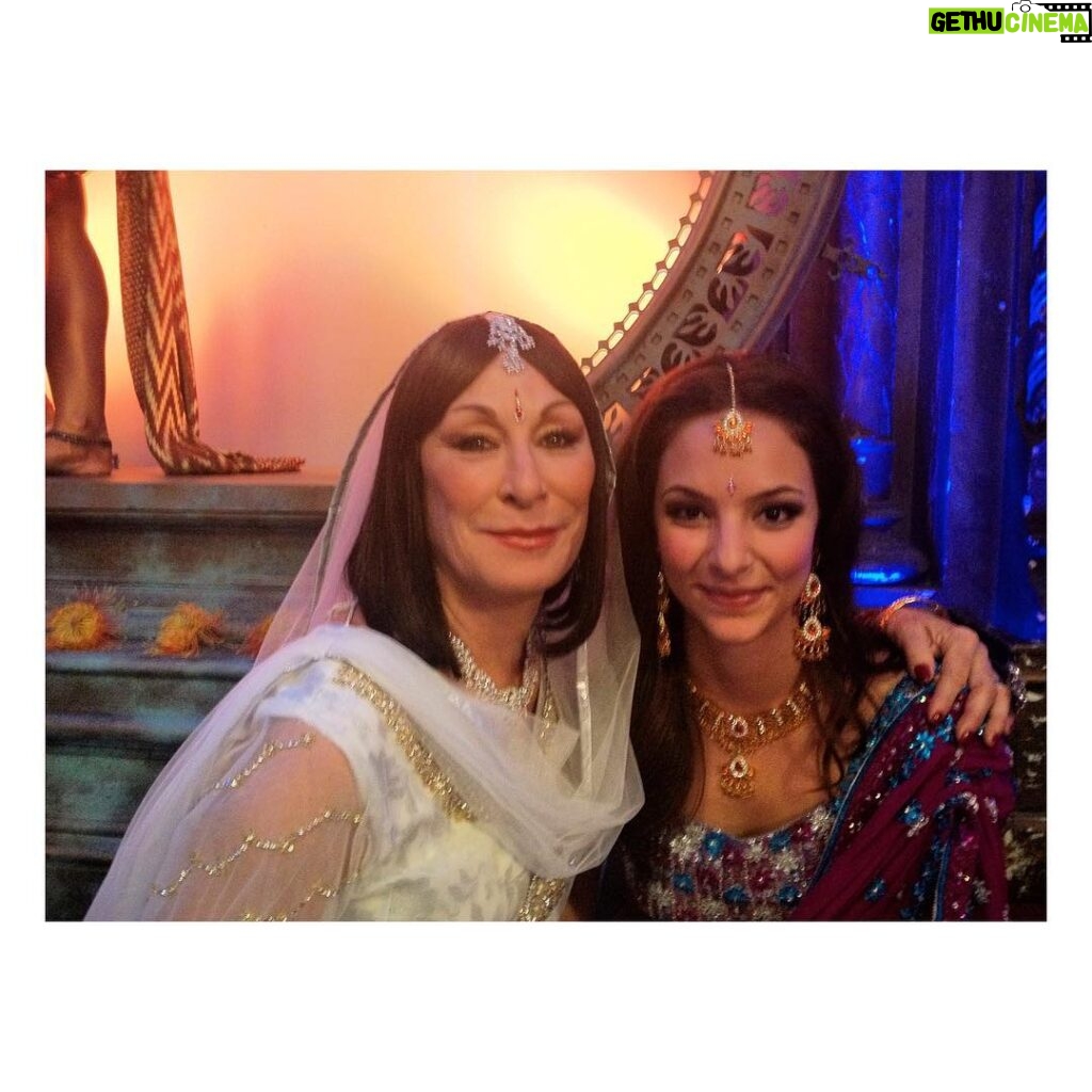 Tala Ashe Instagram - oh hi, I am a nervous singer/dancer who has incredibly been asked to do two musical numbers on tv. BOTH were bollywood themed(!). sadly Angelica was not available for #2, but i’m really excited for you to see the #legendsoftomorrow rendition this monday #SMASH #zariinasaree