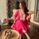 Tamannaah Instagram - This festive season treat yourself and your loved ones to delicious, fresh walnuts from Chile. Chilean walnuts are famous around the world for their great taste, high quality and counter seasonal freshness…. And now they’re available easily all across India. Get your Chilean walnuts from all major dry fruit stores and e-commerce platforms. @chilewalnuts.india #walnutsfromChile #walnuts #chileanwalnuts #smartfood #brainfood #festiveseason #ad