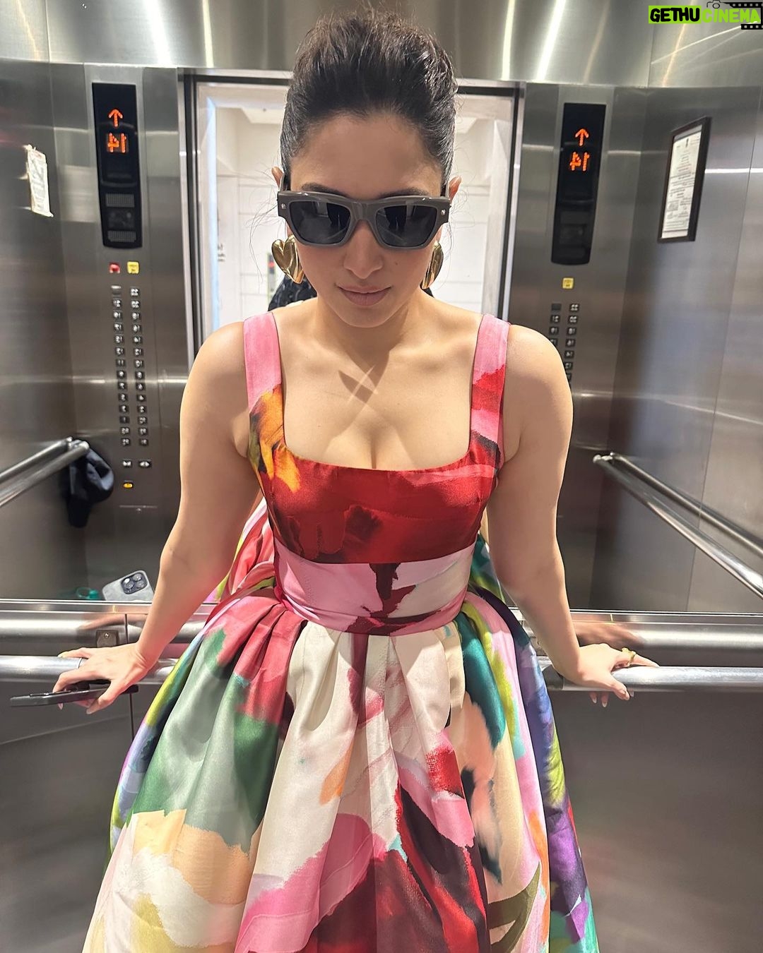 Tamannaah Instagram - Thankyou @realbollywoodhungama for honouring me with the Best Actor of the Year - Female (Series) award for Jee Karda & Aakhri Sach✨ Special thanks to @nonu_chidiya & @maddockfilms for giving me Lavanya! ❤️ Robbie Sir, @preeti_simoes and @neeti_simoes, thanks for believing in me with Aakhri Sach❤️ Grateful! 💫