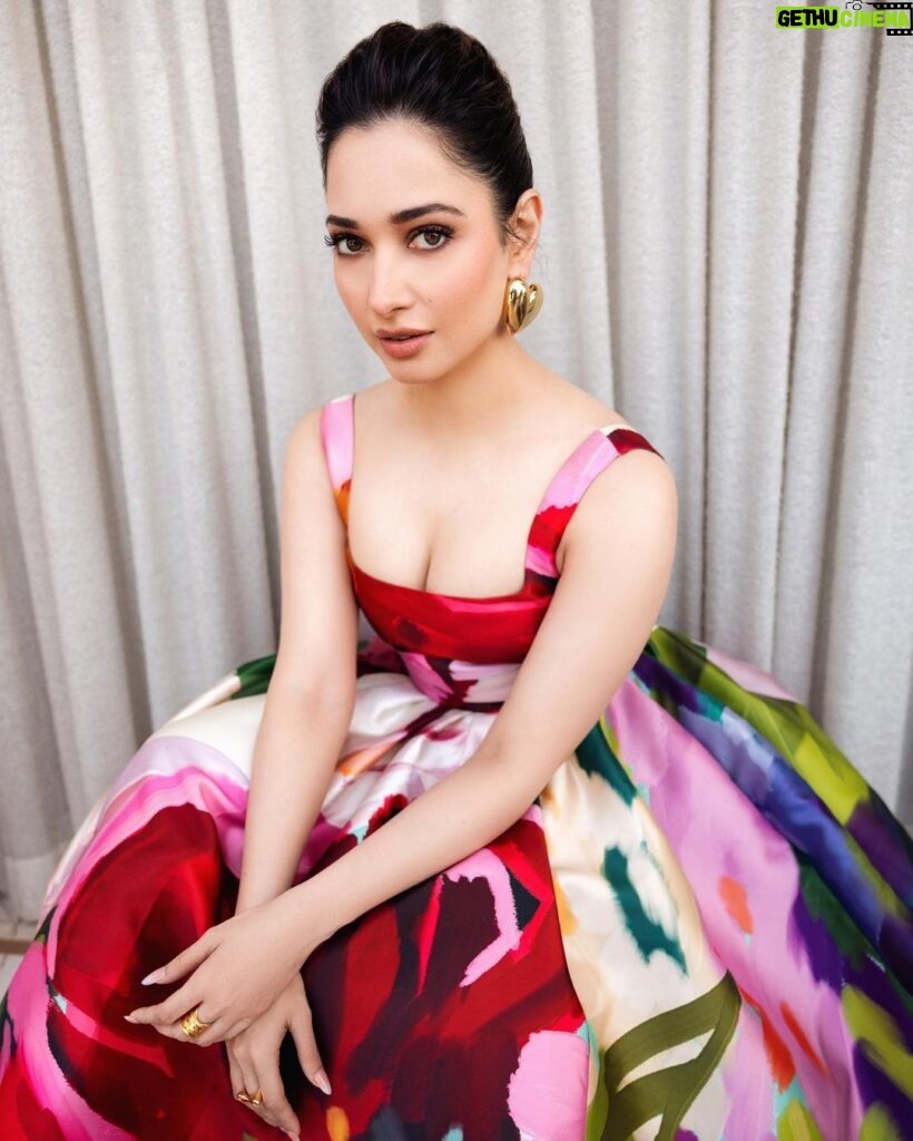 Tamannaah Instagram - Thankyou @realbollywoodhungama for honouring me with the Best Actor of the Year - Female (Series) award for Jee Karda & Aakhri Sach✨ Special thanks to @nonu_chidiya & @maddockfilms for giving me Lavanya! ❤ Robbie Sir, @preeti_simoes and @neeti_simoes, thanks for believing in me with Aakhri Sach❤ Grateful! 💫