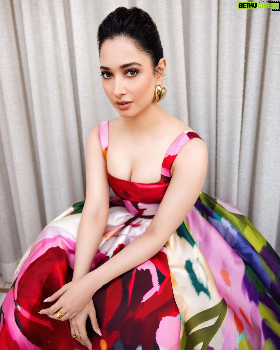 Tamannaah Instagram - Thankyou @realbollywoodhungama for honouring me with the Best Actor of the Year - Female (Series) award for Jee Karda & Aakhri Sach✨ Special thanks to @nonu_chidiya & @maddockfilms for giving me Lavanya! ❤️ Robbie Sir, @preeti_simoes and @neeti_simoes, thanks for believing in me with Aakhri Sach❤️ Grateful! 💫