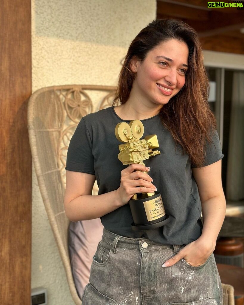 Tamannaah Instagram - Thankyou @realbollywoodhungama for honouring me with the Best Actor of the Year - Female (Series) award for Jee Karda & Aakhri Sach✨ Special thanks to @nonu_chidiya & @maddockfilms for giving me Lavanya! ❤️ Robbie Sir, @preeti_simoes and @neeti_simoes, thanks for believing in me with Aakhri Sach❤️ Grateful! 💫