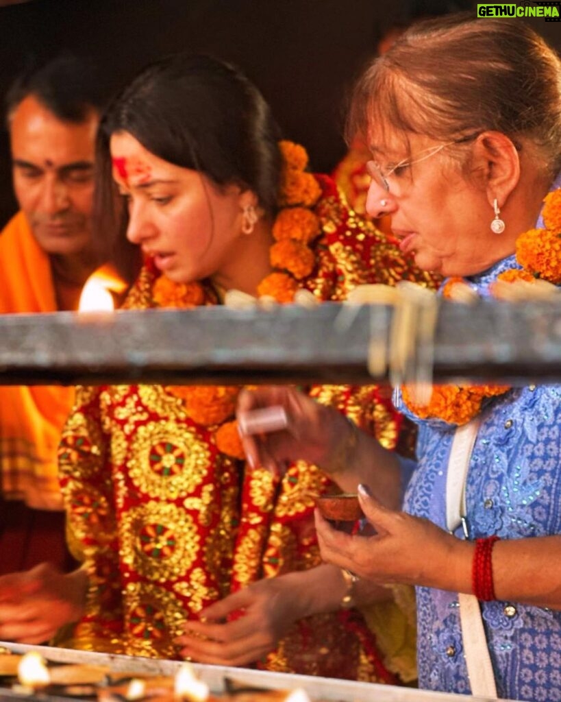 Tamannaah Instagram - Sacred moments with my loved ones 😇😇😇 Kamakhya Temple, Nilachal Hill, Guwahati