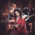 Tamara Gverdtsiteli Instagram - Друзья! Делюсь с Вами фотографиями с потрясающего "Квартирника у Маргулиса". Кто смотрел? Какое произведение запомнилось больше всего? #нтв#квартирникумаргулиса#маргулис#тамарагвердцители#тв#съемка#живойзвук#продюсер#сергейпудовкин#москва#livesound Телеканал НТВ