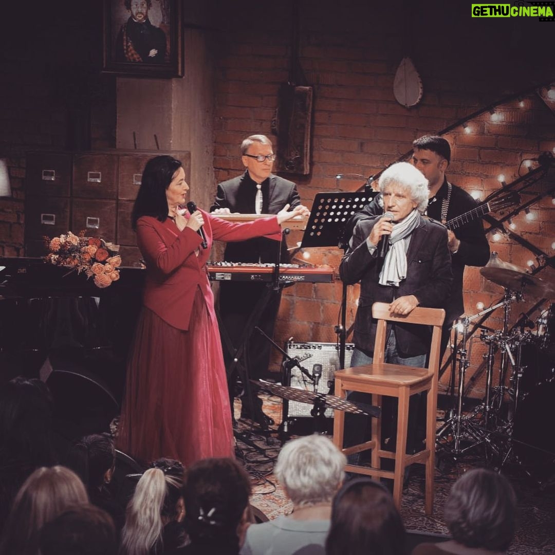 Tamara Gverdtsiteli Instagram - Друзья! Делюсь с Вами фотографиями с потрясающего "Квартирника у Маргулиса". Кто смотрел? Какое произведение запомнилось больше всего? #нтв#квартирникумаргулиса#маргулис#тамарагвердцители#тв#съемка#живойзвук#продюсер#сергейпудовкин#москва#livesound Телеканал НТВ