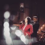 Tamara Gverdtsiteli Instagram - Друзья! Делюсь с Вами фотографиями с потрясающего "Квартирника у Маргулиса". Кто смотрел? Какое произведение запомнилось больше всего? #нтв#квартирникумаргулиса#маргулис#тамарагвердцители#тв#съемка#живойзвук#продюсер#сергейпудовкин#москва#livesound Телеканал НТВ